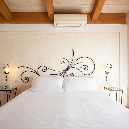 Lola Piccolo Hotel E Appartamenti Marina di Grosseto Exteriör bild