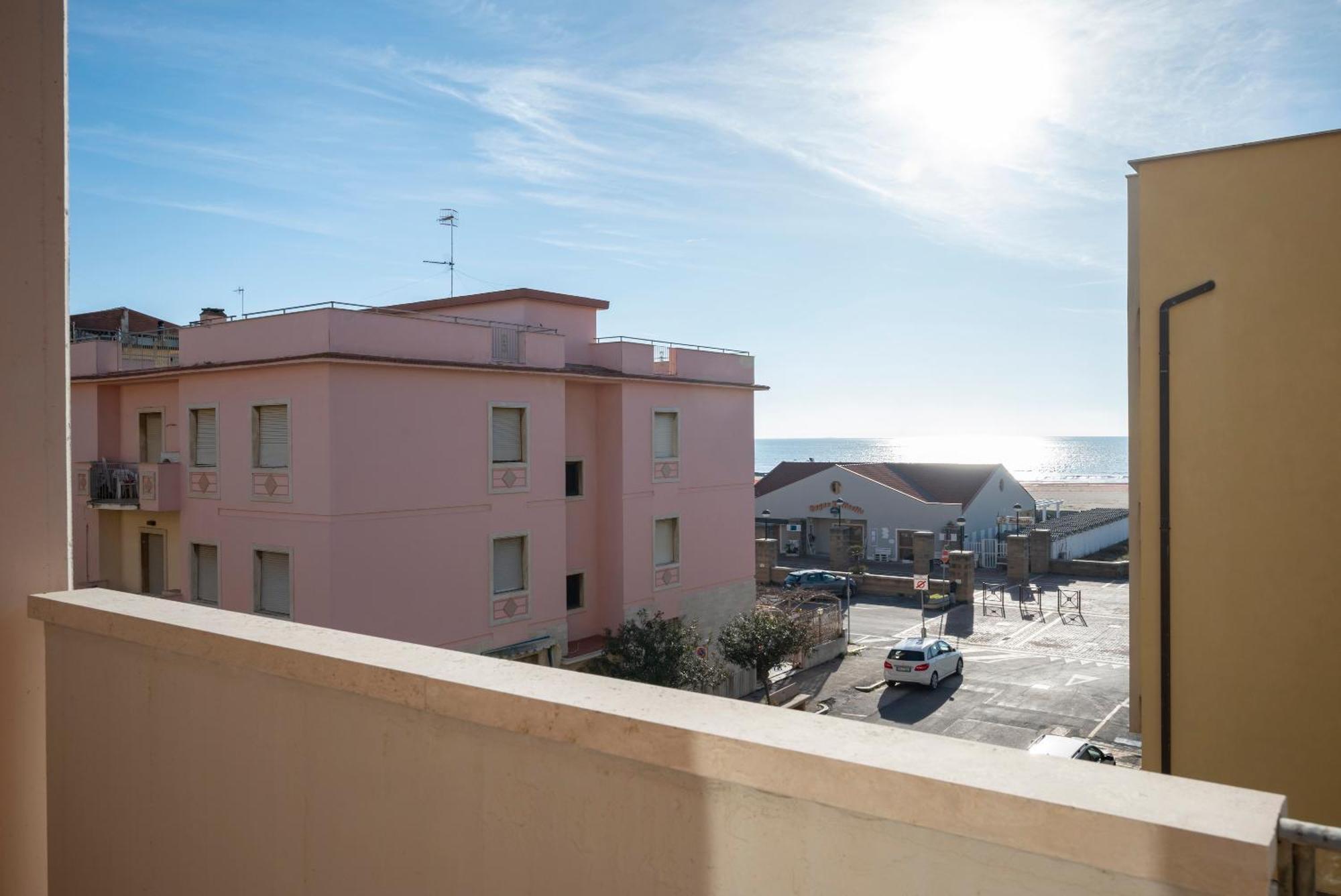 Lola Piccolo Hotel E Appartamenti Marina di Grosseto Exteriör bild